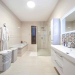 Svetlá kúpeľňa s orientálnou mozaikou
