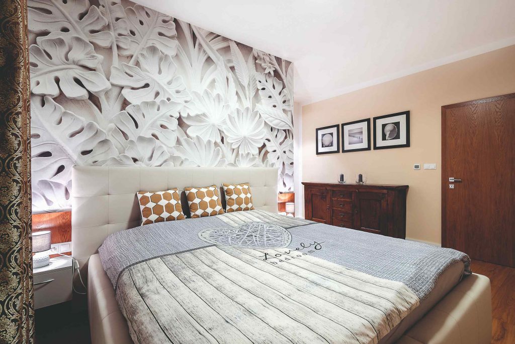 Spálňa s tapetou so vzorom bielych listov