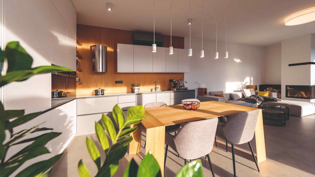 Nadčasový byt na Kolibe: Moderný minimalistický štýl spríjemnili výberom prírodných materiálov a farieb