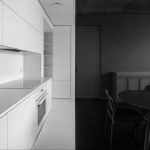 Biela kuchyňa a čierna jedáleň