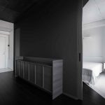 Čierna obývacia časť s bielym precdelom do spálne