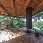 Interiér stromodomu s ohniskom a dizajnovými stoličkami