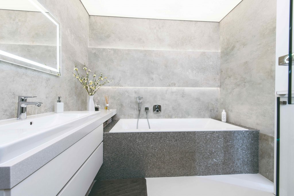 Sivá kúpeľňa s podsvietením