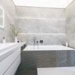 Sivá kúpeľňa s podsvietením