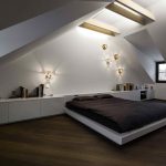 Podkrovná spálňa s dizajnovými svietidlami