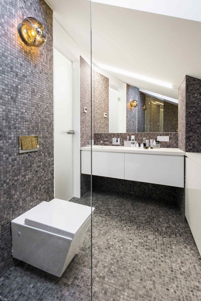Moderná kúpeľňa so sivou mozaikou