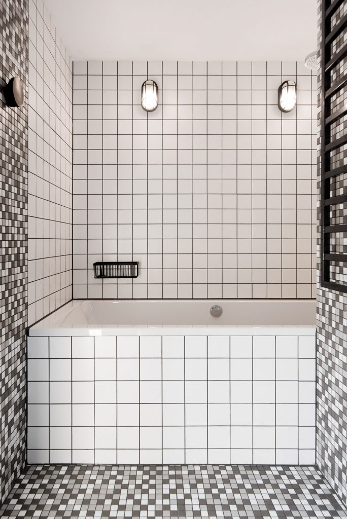Bielo-čierna kúpeľňa s mozaikou