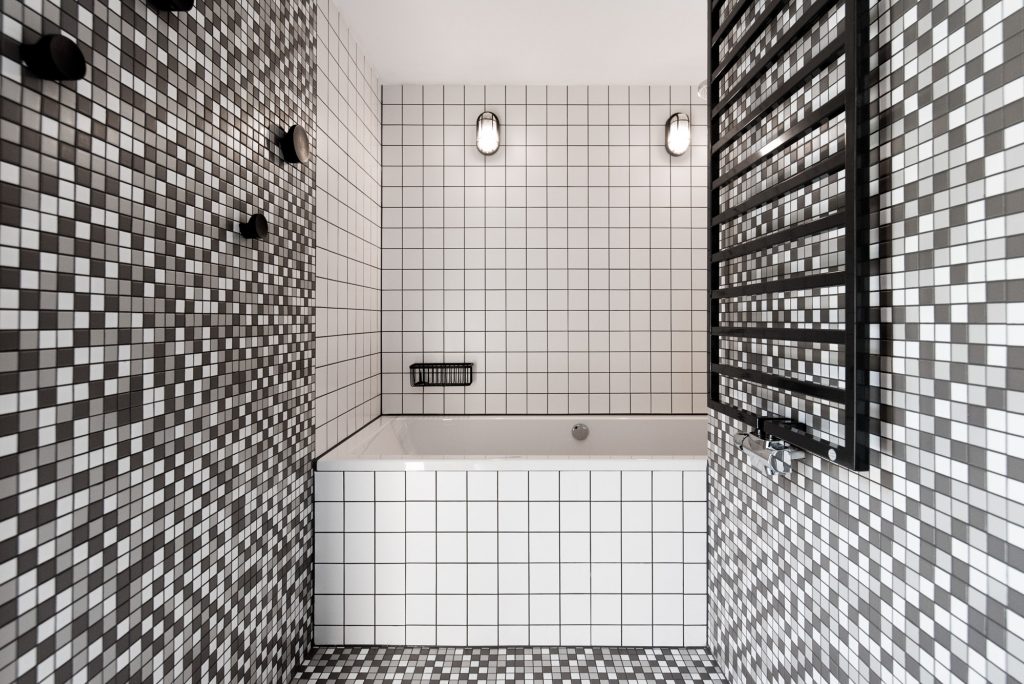 Bielo-čierna kúpeľňa s mozaikou