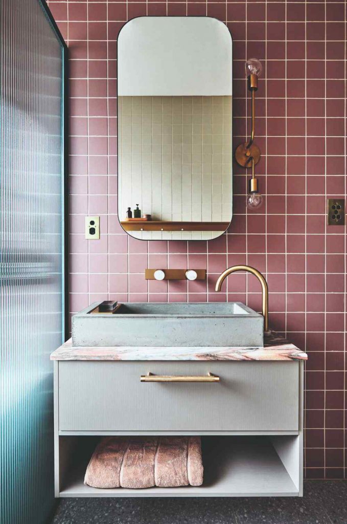 Hranaté umývadlo s ružovým i kachličkami a zrkadlom