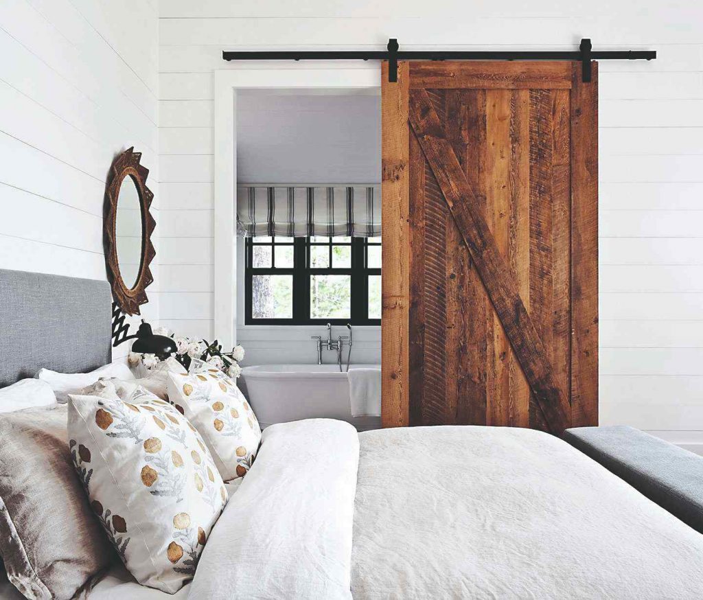 Drevené dvere na koľajničkách v spálni