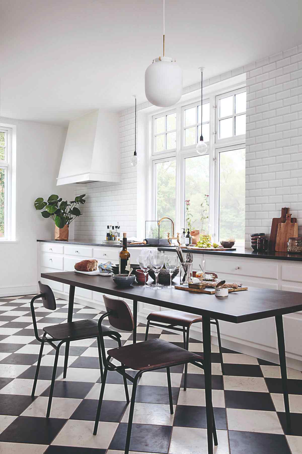 Biela kuchyňa so šachovnicovou dlažbou