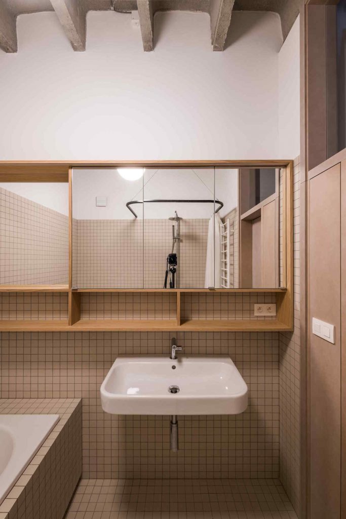 Kúpeľňa s drobnými krémovými kachličkami