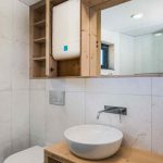 Kúpeľňa s drevenými skrinkami