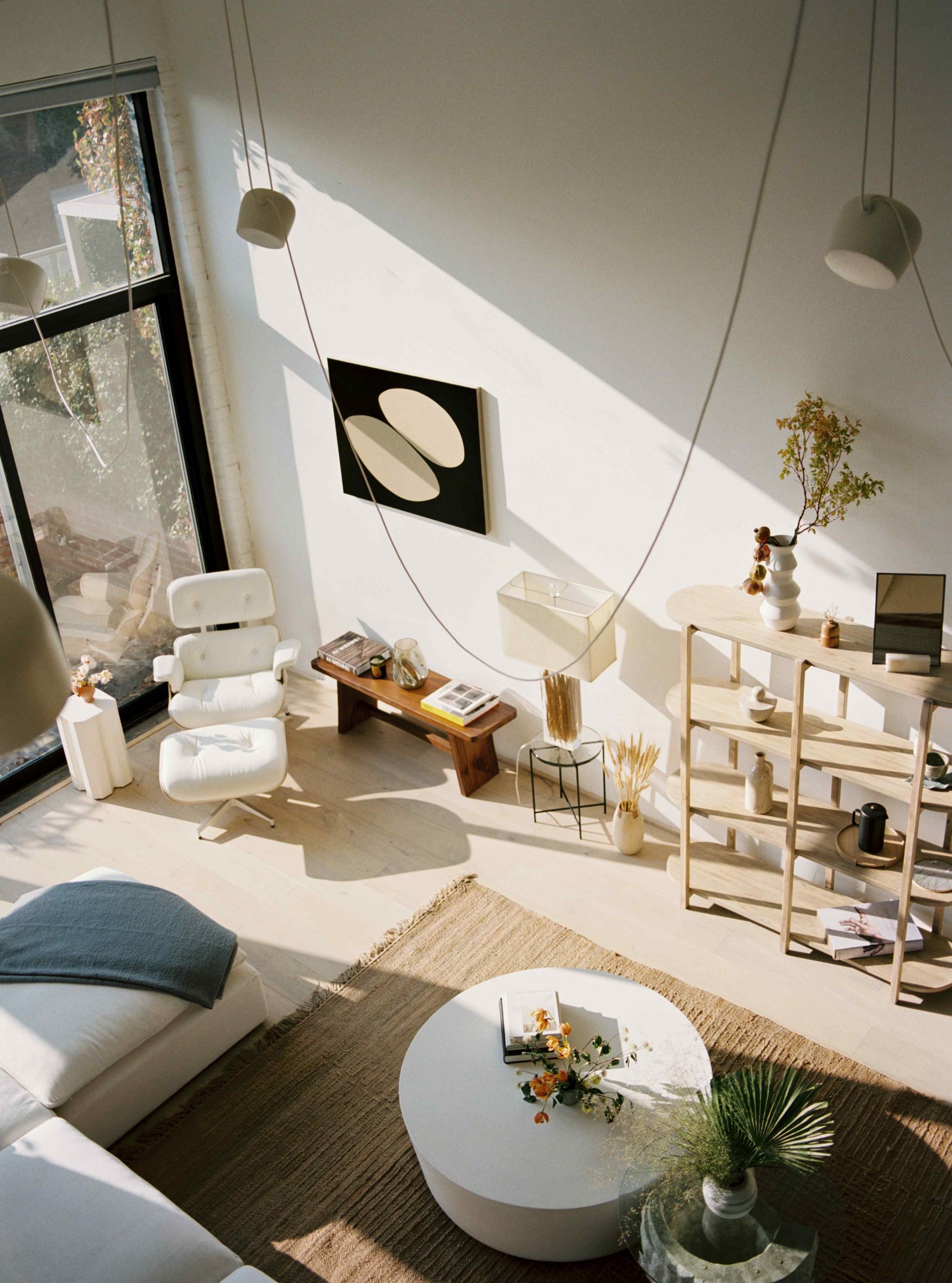 Loft prekvapuje mäkkosťou, harmóniou, množstvom kvetov a zaujímavých dekorácií. 