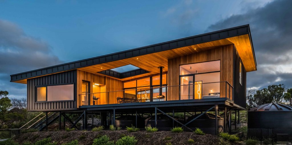Českí architekti postavili dom na diaľku. Sebestačná drevostavba využíva solárnu energiu a dažďovú vodu