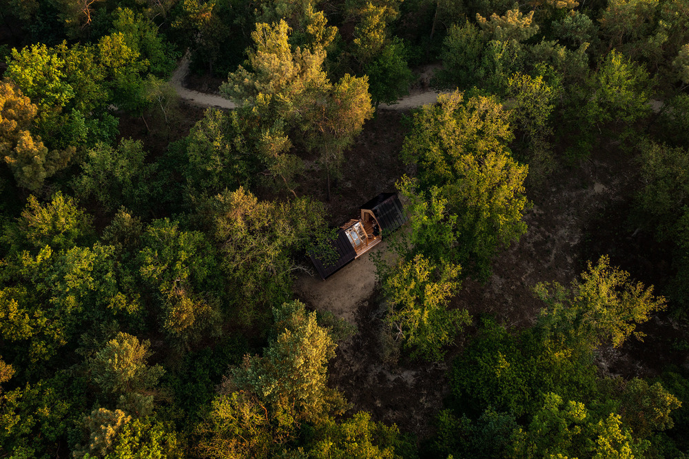 Letecký pohľad na otváraciu chatu v lese