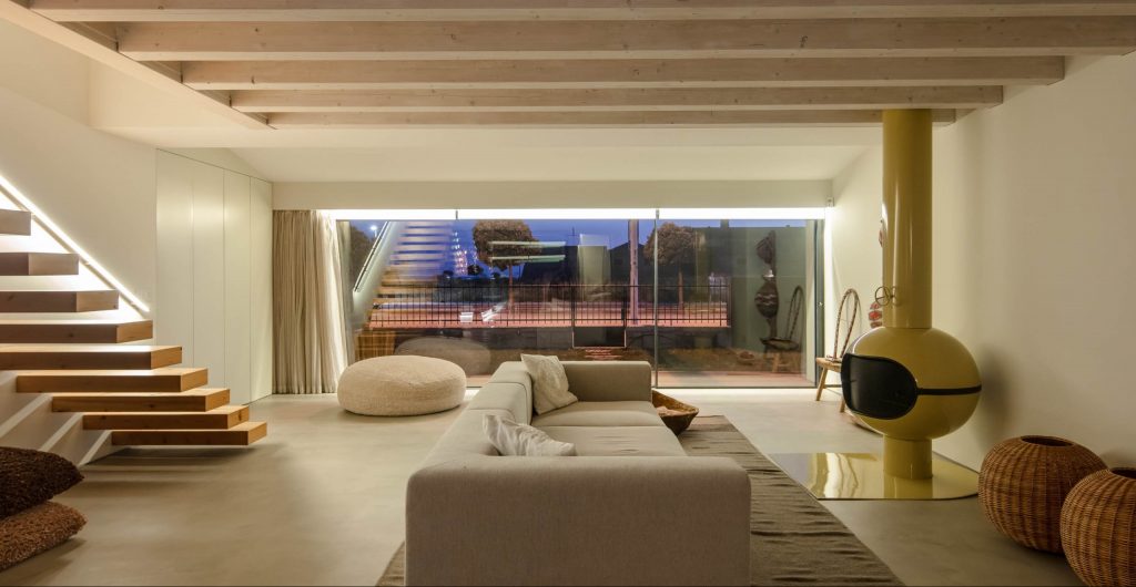 Moderná béžová obývačka s trámami