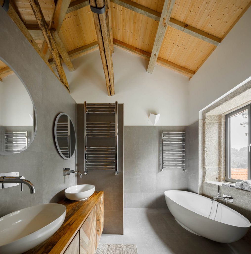 Moderná sivá kúpeľňa s trámami a oblými tvarmi