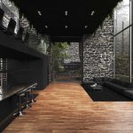 Moderný čierny interiér s drevenou podlahou