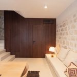 Svetlá obývačka s tmavou drevenou stenou