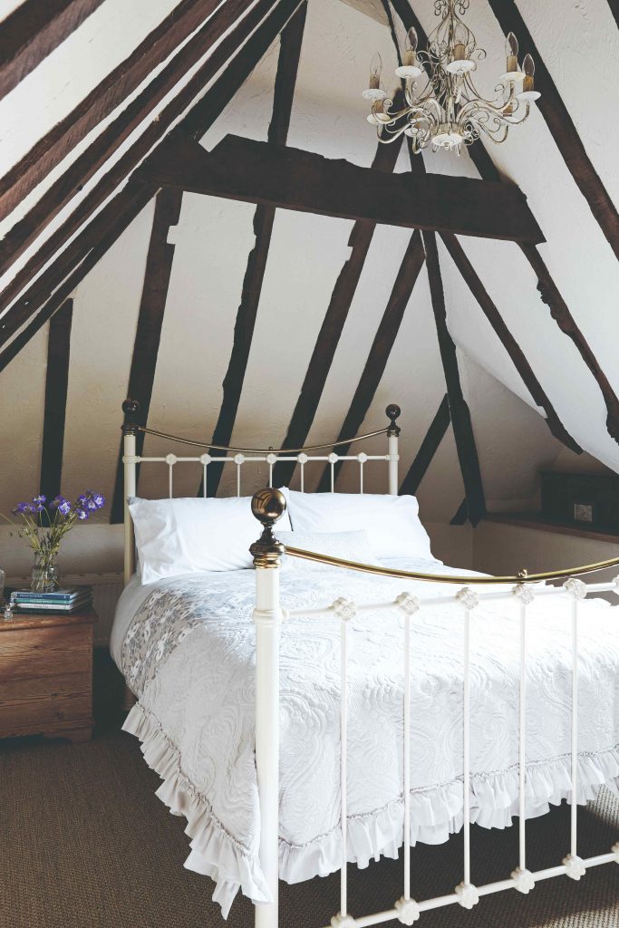 Podkrovná izba s romantickou posteľou