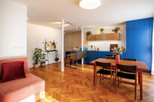 Druhý život nepraktického bytu z 90. rokov: Z nevhodne riešeného bytu trendové bývanie pre mladý pár