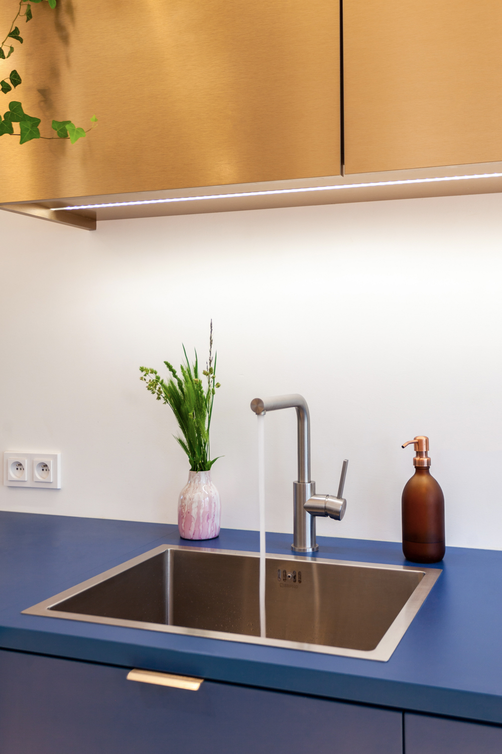 Namiesto tradičného keramického obkladu architekti zvolili vodeodolný náter.