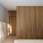Spálňa s drevenou vstavanou skriňou