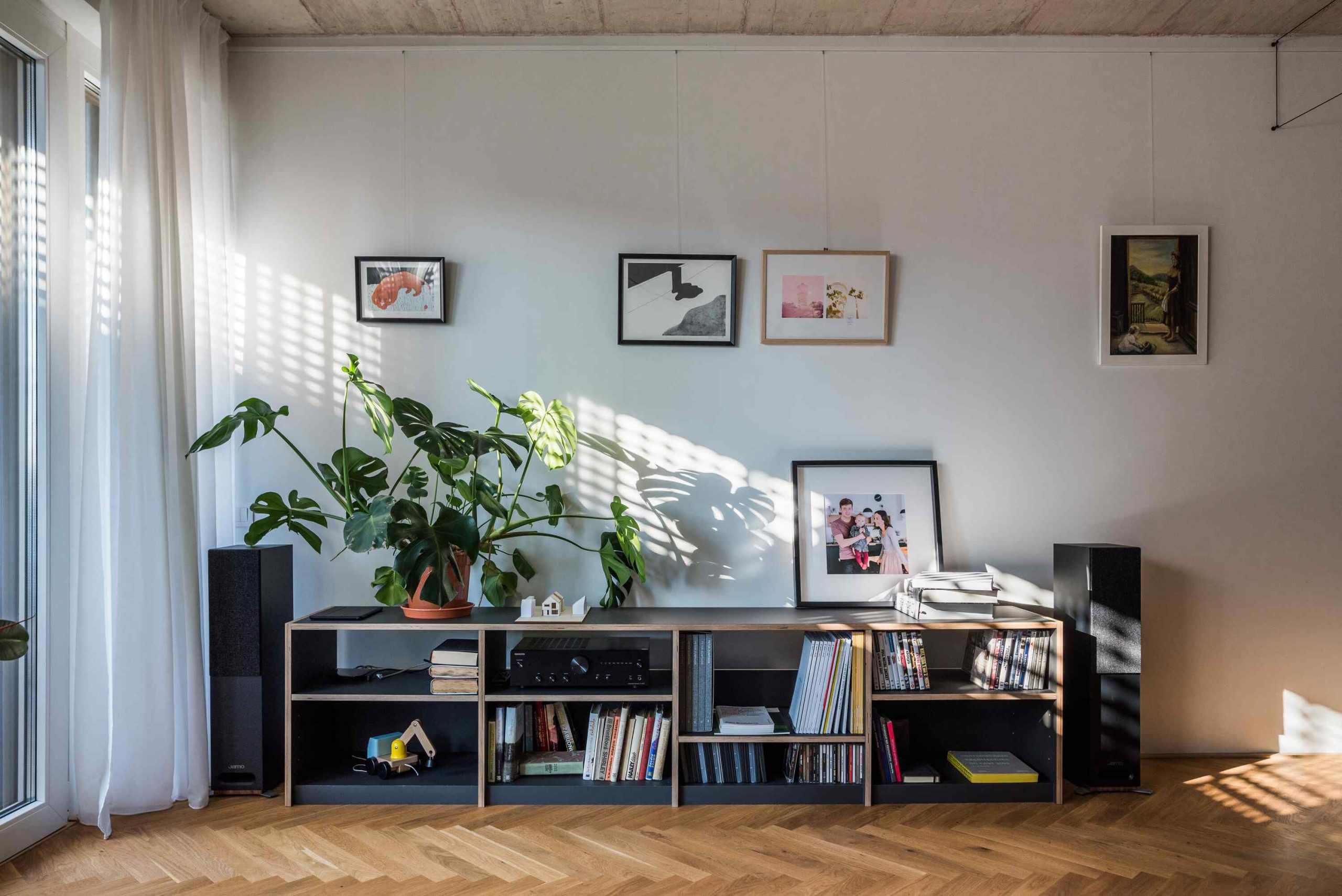 Jednoduchý, nápaditý a plne funkčný interiér architekti navrhli pre mladú rodinu. 