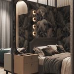 Elegantná spálňa s hnedou vzorovanou tapetou