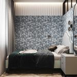 Romantická spálňa s modrou vzorovanou tapetou