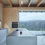 Sivá strohá kuchyňa v drevenom interiéri