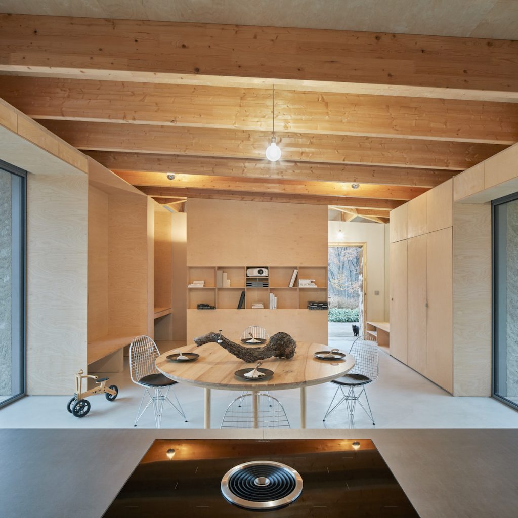 Jedáleň v dizajnovom drevenom interiéri