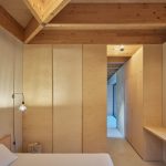 Jednoduchá drevená spálňa