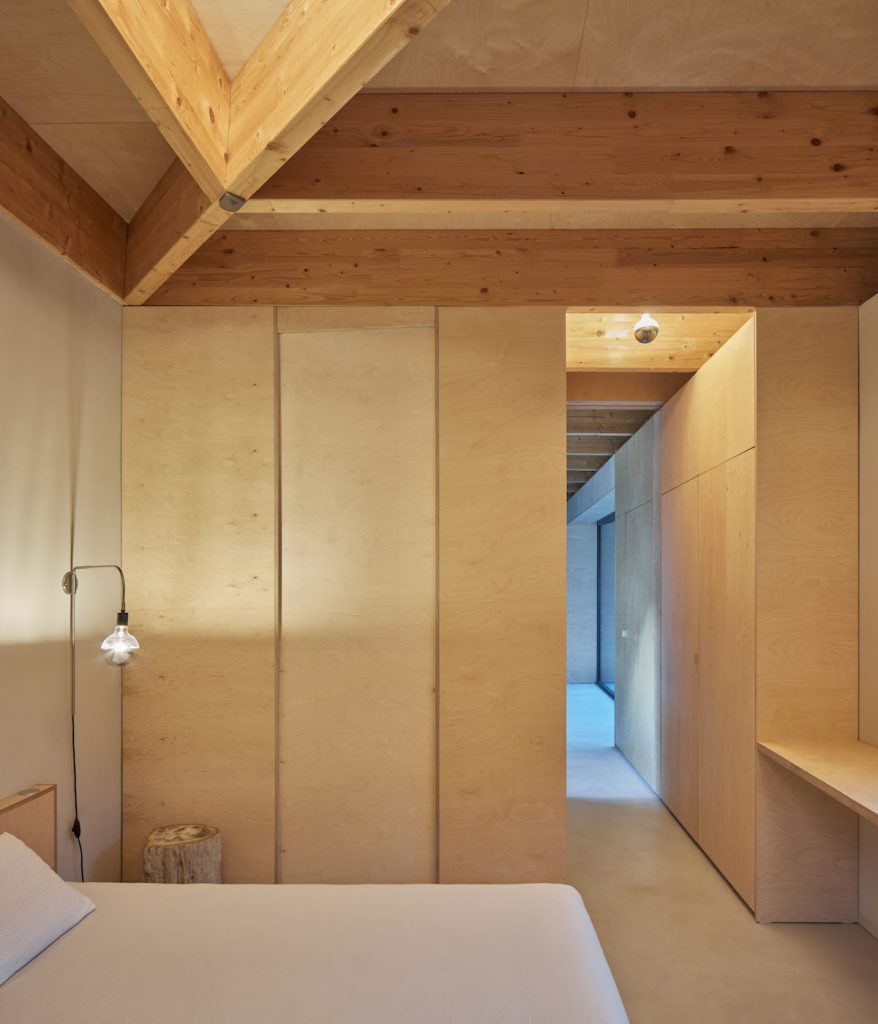 Jednoduchá drevená spálňa