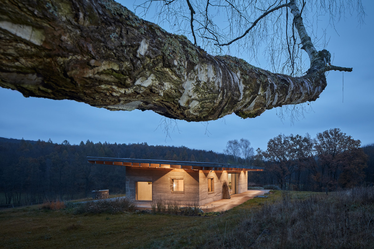 Architektke sa podarilo vytvoriť bývanie, ktoré nezaťažuje okolitú prírodu svojou prítomnosťou.