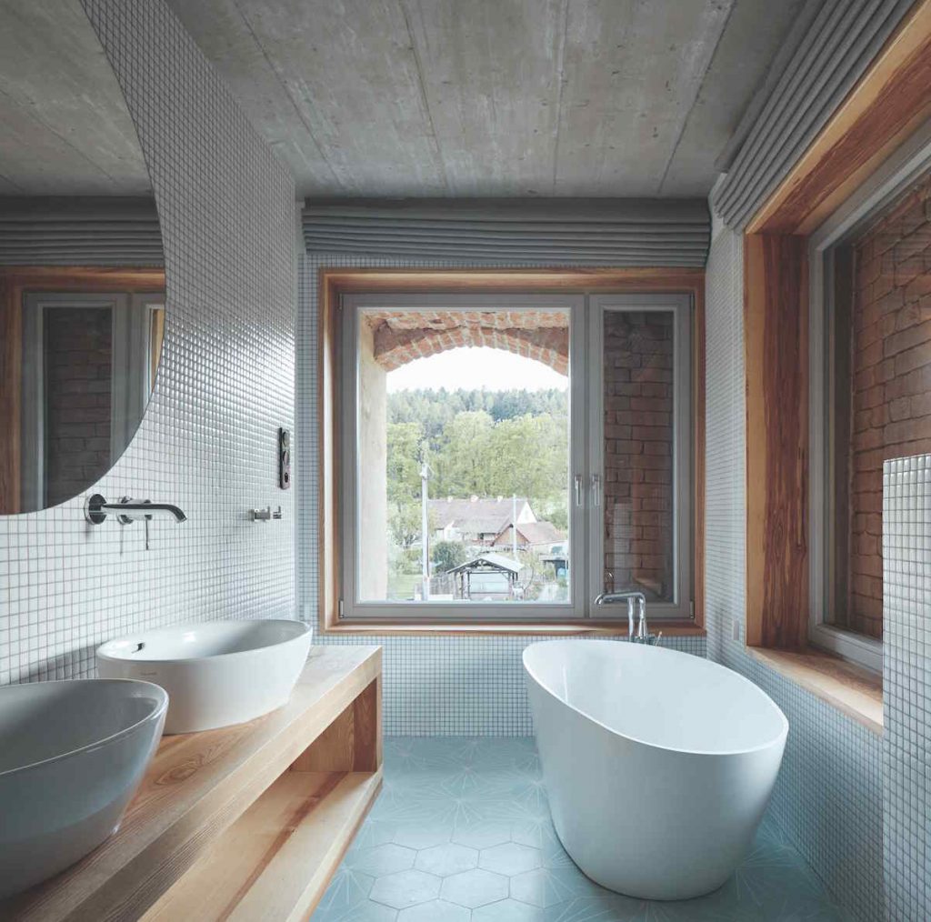 Moderná kúpeľňa s voľne stojacou vaňou