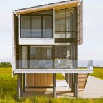 Trojpodlažný moderný dom s presklenou fasádou