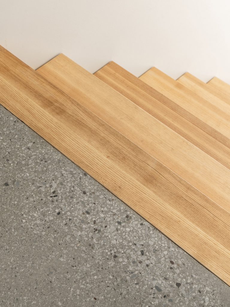 Detail dreveného schodiska