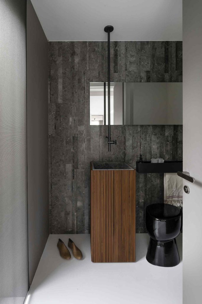 Sivá kúpeľňa s hranatým dreveným umývadlom