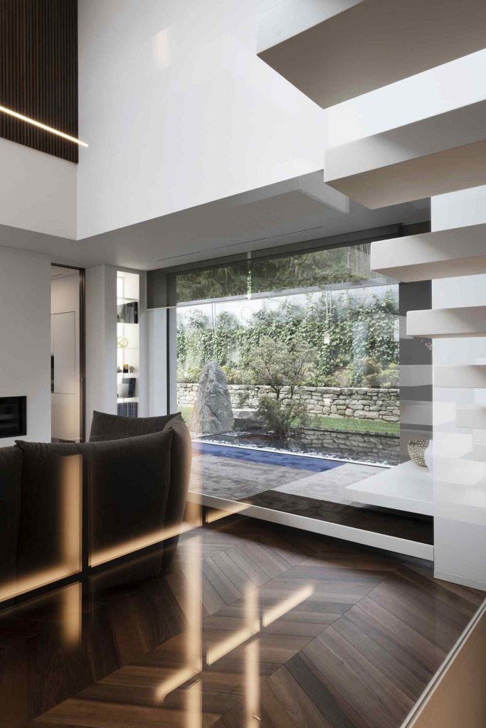 Moderná obývačka s presklenými stenami