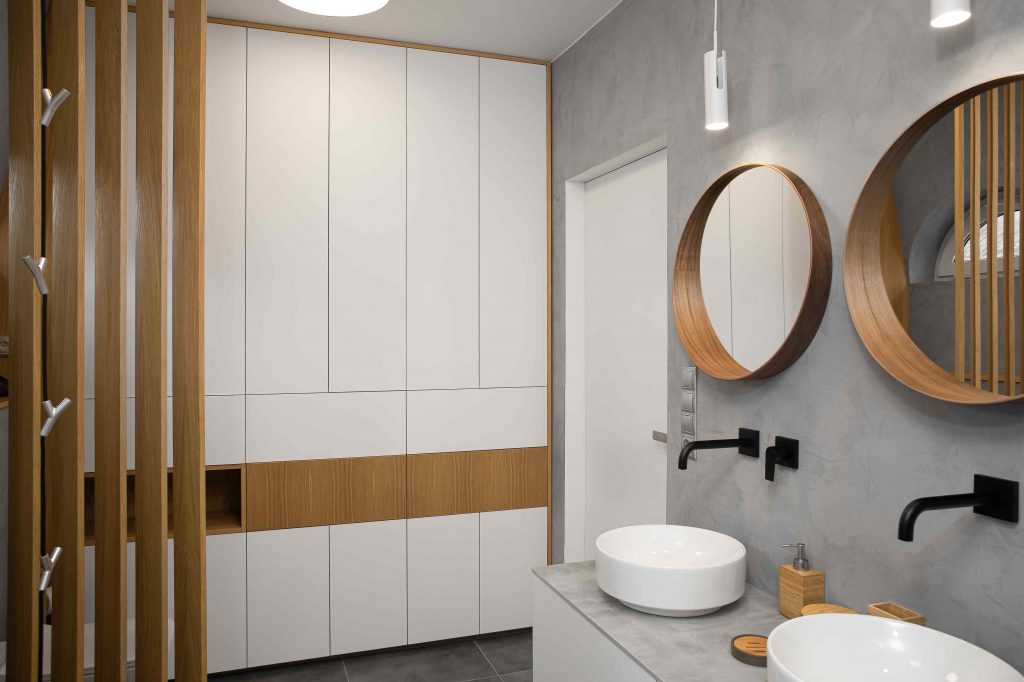 Moderná kúpeľňa v sivej s bielymi skrinkami