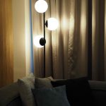 Dizajnové svietidlá v škandinávskom štýle v rohu obývačky