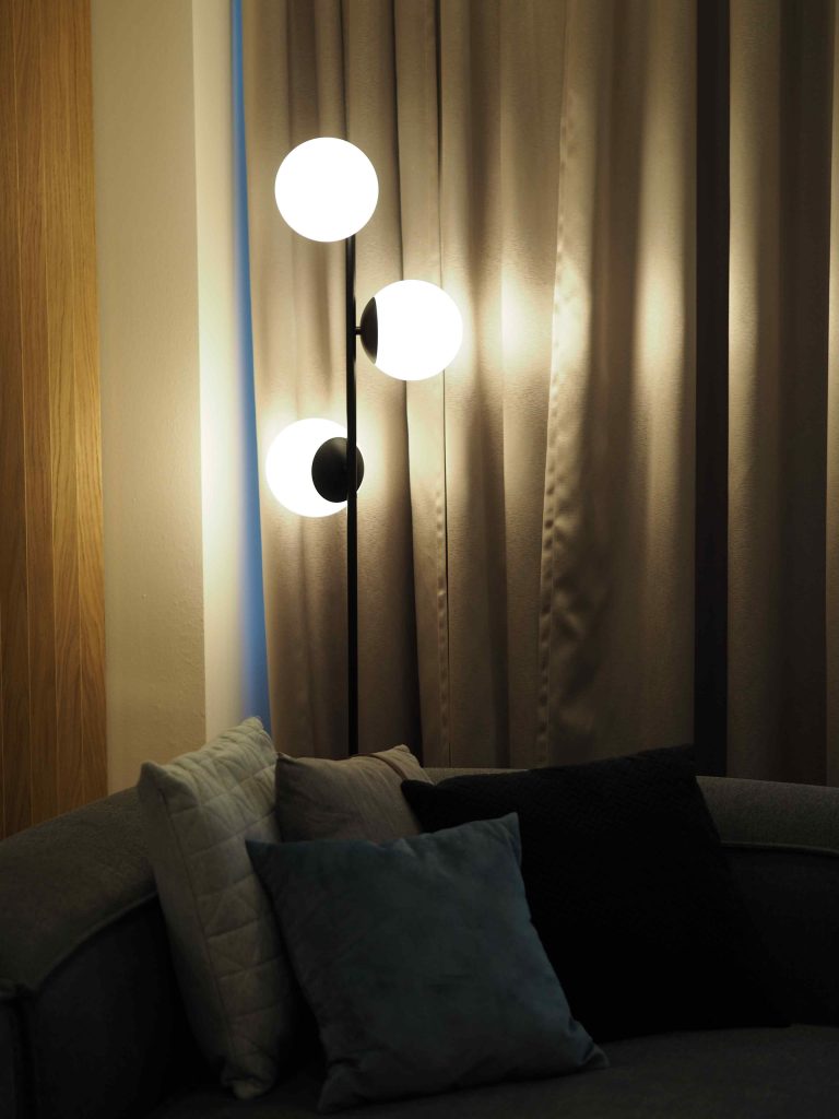 Dizajnové svietidlá v škandinávskom štýle v rohu obývačky