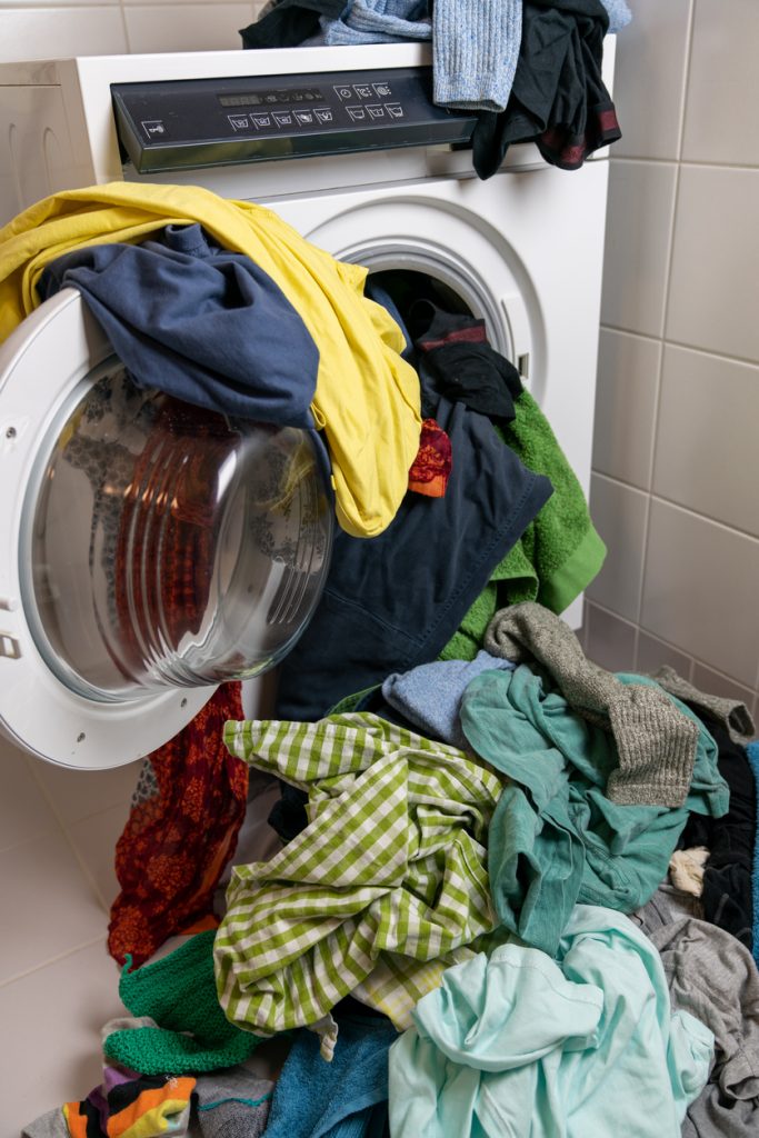 Kopa farebného prádla vypadávajúca z práčky