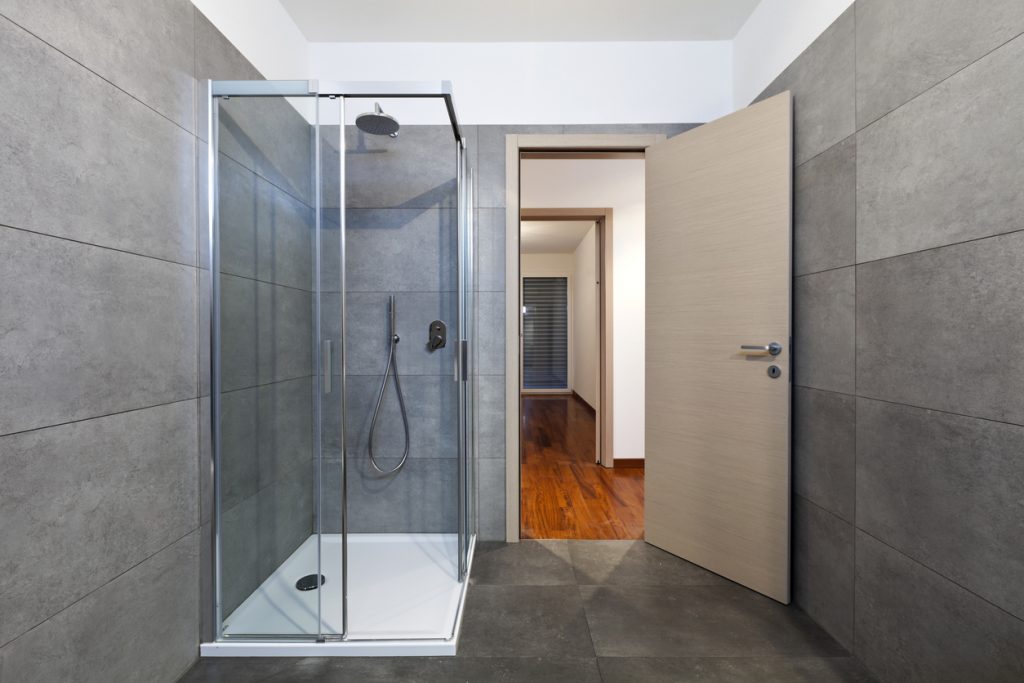 Výhody a nevýhody sprchovacieho kúta. Prečo ho uprednostniť pred vaňou?
