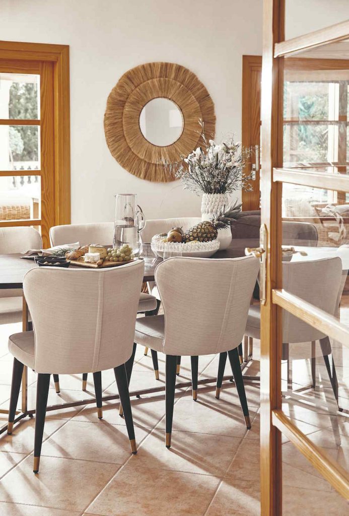 Veľká jedáleň s bielymi dizajnovými stoličkami v dome na Malorke