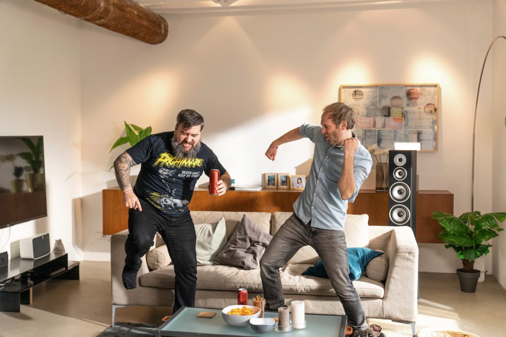 Tancujúci muži v obývačke