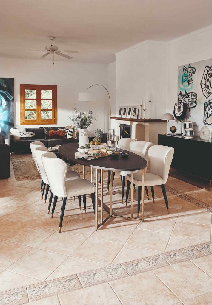 Veľká jedáleň s bielymi dizajnovými stoličkami v dome na Malorke