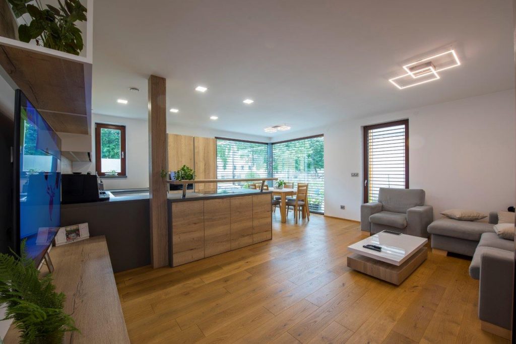Obývačka spojená s kuchyňou v drevodome